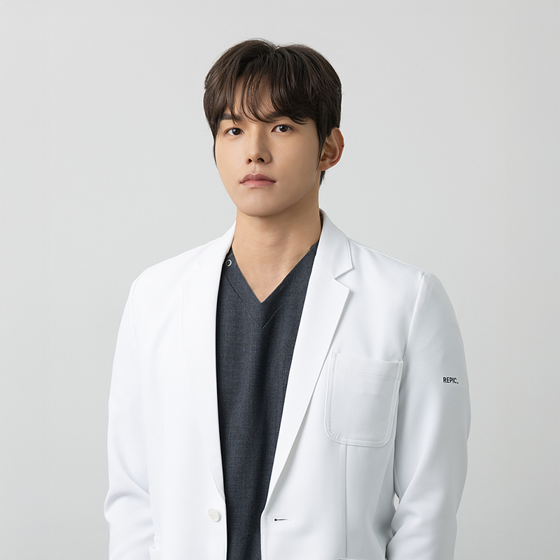 레픽 클리닉 강남점 신승용 원장이 인물 프로필로 촬영된 모습입니다.