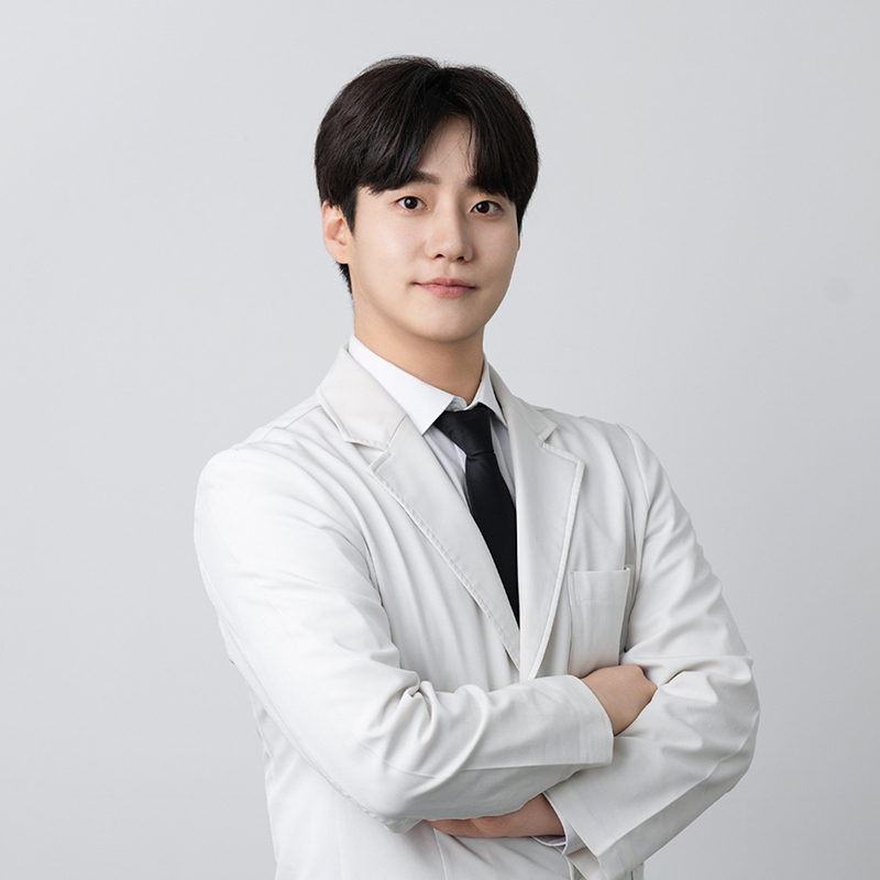 레픽 클리닉 강남점의 대표원장 하용헌이 자격 증명과 함께 프로필을 보여줍니다, 그는 대한미용성형레이저의학회와 대한레이저피부모발학회 정회원입니다.
